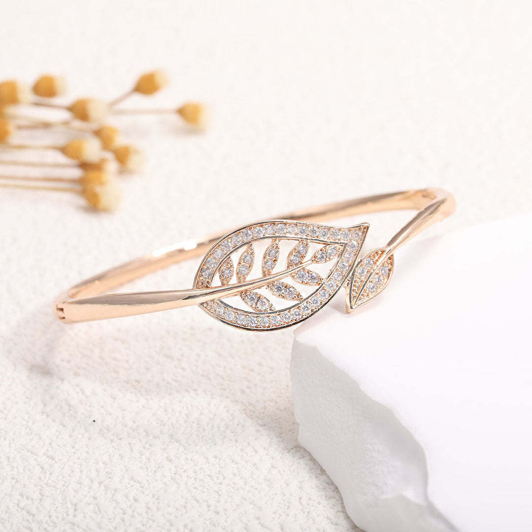 Women's bangle with elegant infinity pattern and sparkling zirconia All Fashion