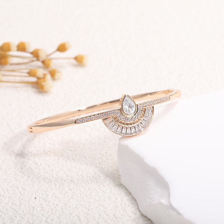 Women's bangle with elegant infinity pattern and sparkling zirconia All Fashion