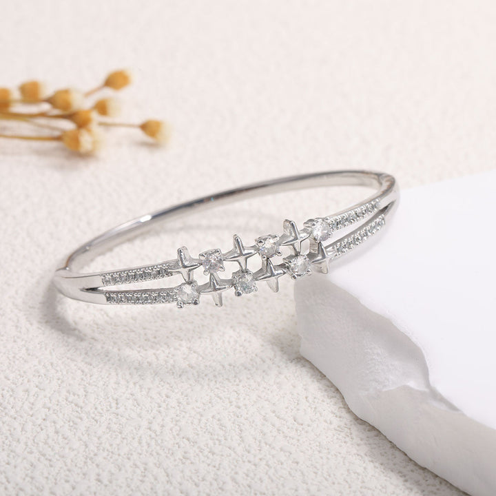 Women's bangle with elegant infinity pattern and sparkling zirconia All Fashion