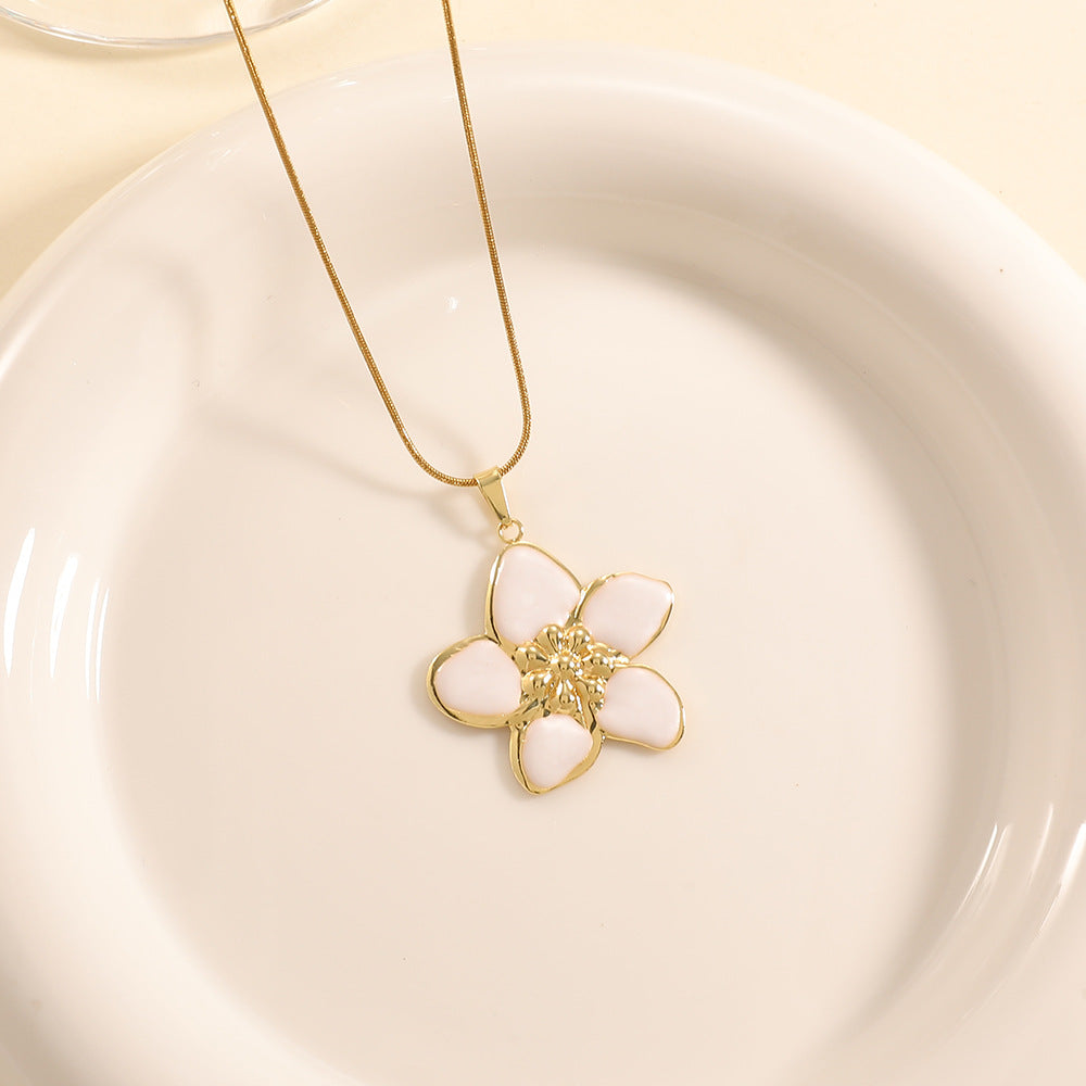 Women’s necklace with elaborately designed flower pendant All Fashion