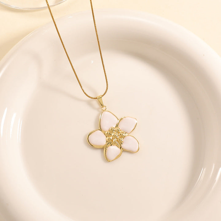Women’s necklace with elaborately designed flower pendant All Fashion
